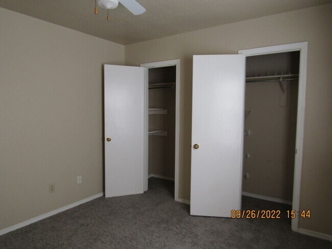 Building Photo - Very nice home located in the Rolling Hill...