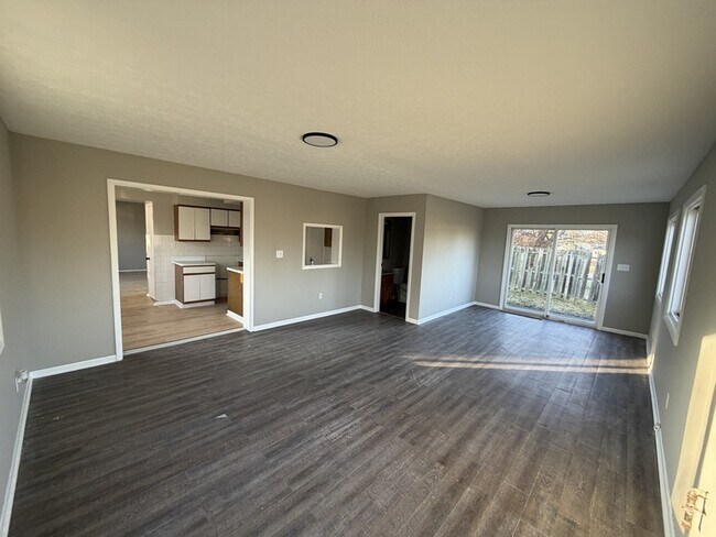 Building Photo - 4300 E 175th St