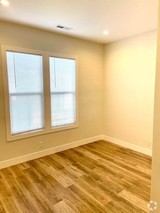 Building Photo - Remodeled private room with bath in sunny ...