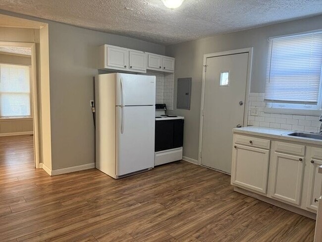 Building Photo - Cottage Style Home Super Close to Downtown!