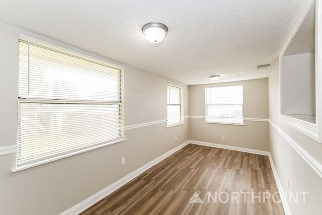 Building Photo - Irresistible Single Family Home | 3 BR/2BA | In Jacksonville