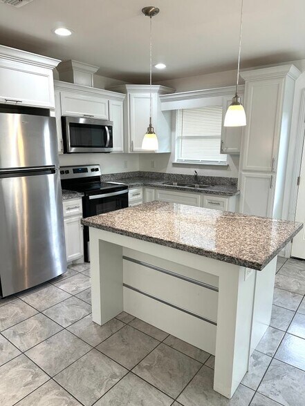 Building Photo - 325 Clemente Ave