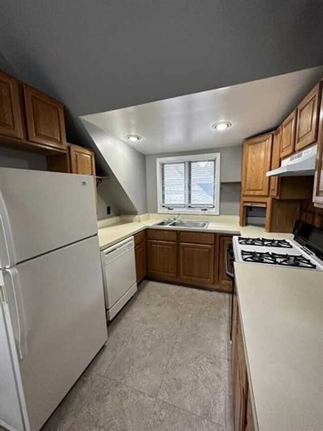 Building Photo - 712 S State St