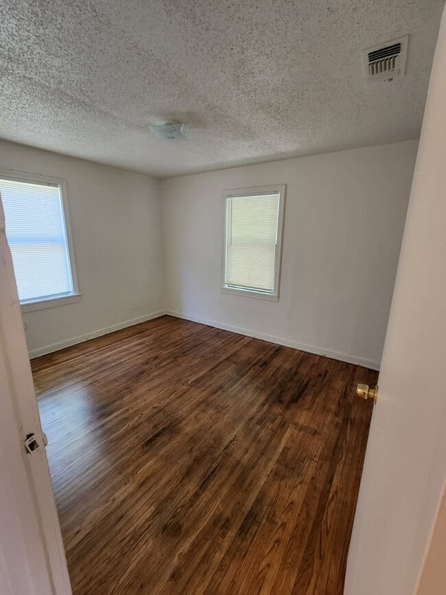 Building Photo - 1213 E Shaw St