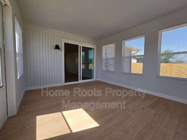 Building Photo - 1309 W Beech Dr