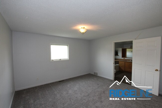 Building Photo - Country Living near Great Falls!