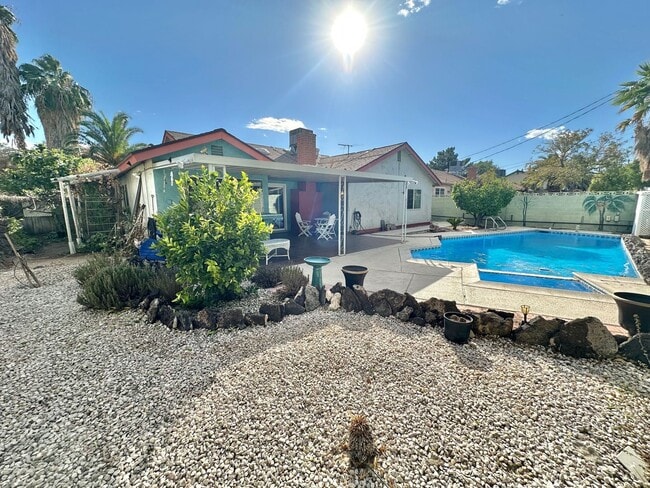 Building Photo - BEAUTIFUL 3 BEDROOM 2 BATHROOM SINGLE STORY FULLY FURNISHED HOME