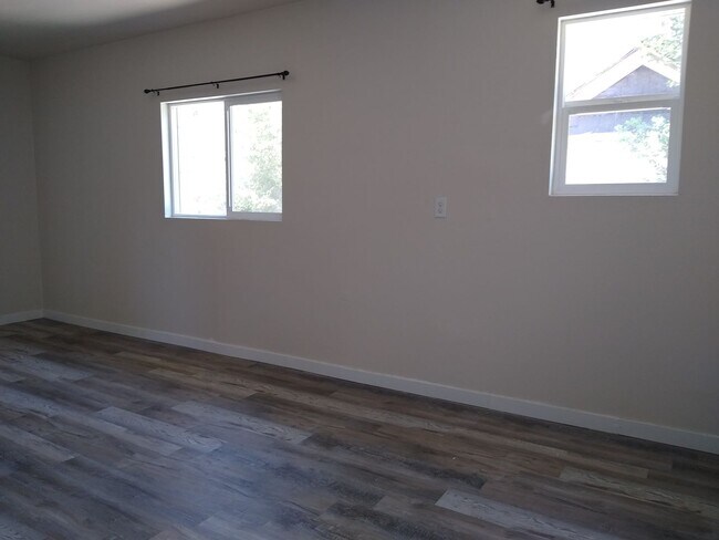 Building Photo - 1/2 off first months rent Totally Renovated Studio! AVAILABLE NOW!!