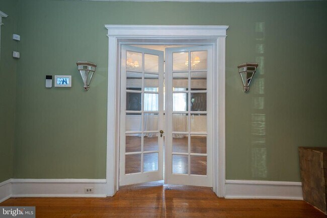 Building Photo - 709 E 20th St