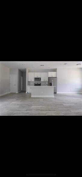 Building Photo - 607 Kangaroo Dr
