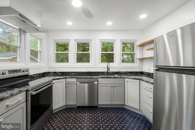 Primary Photo - 422 W Clifford St