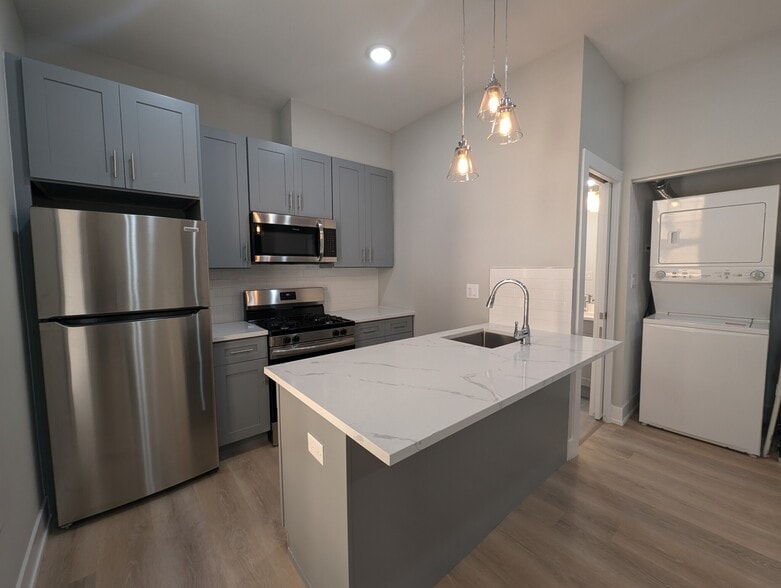 Building Photo - 423 W Belden Ave