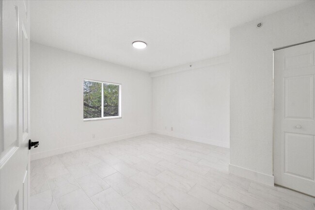 Building Photo - 1165 Golden Lakes Blvd