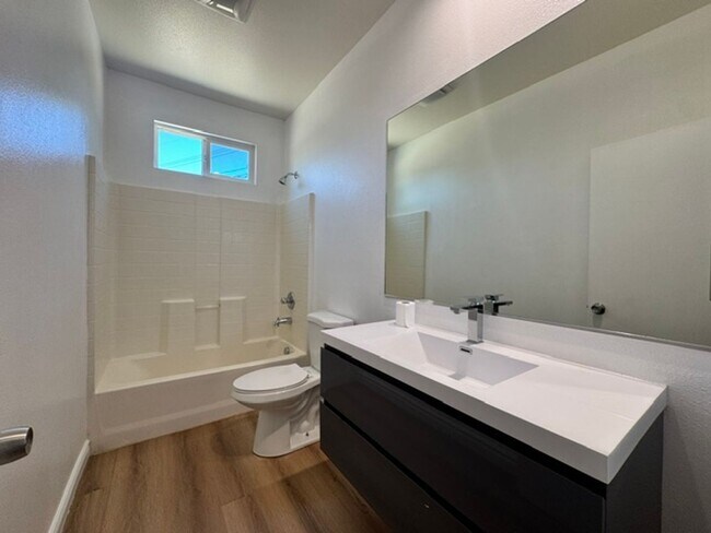 Building Photo - Gorgeous Remodeled 3+2 - $3000