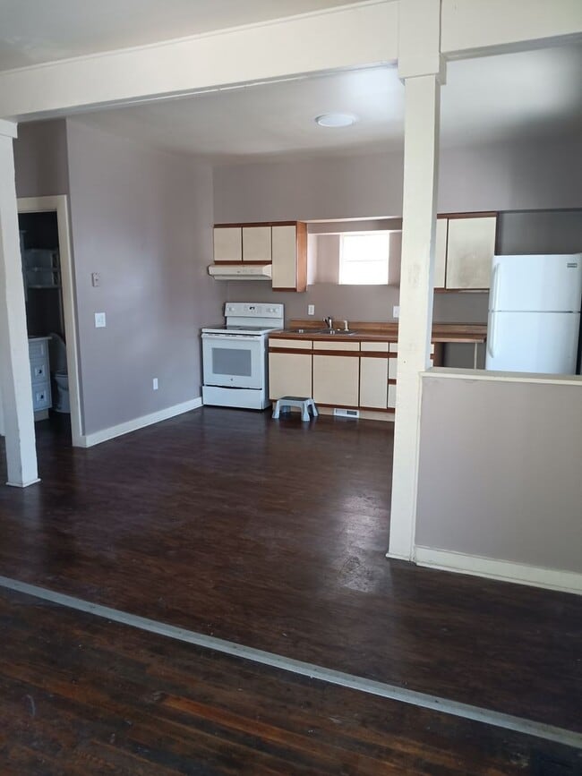 Building Photo - Rentschler Duplex