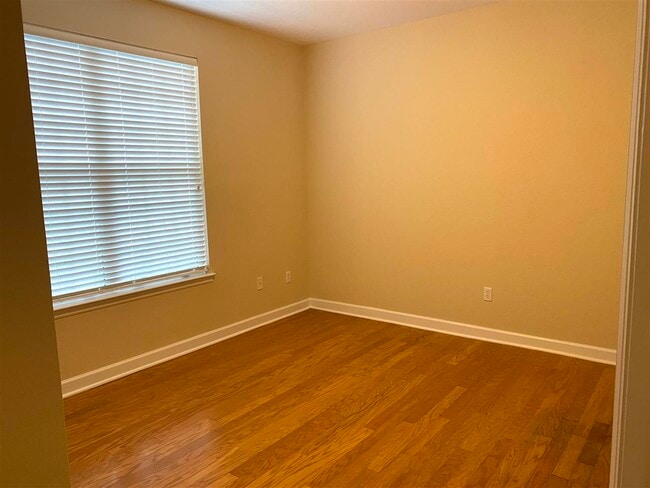 Building Photo - 2111 Fernleigh Dr