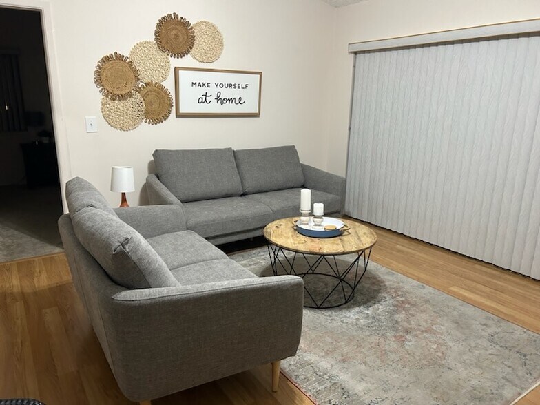 Living Room - 2050 Hunters Glen Dr