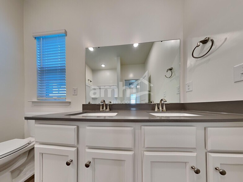 Building Photo - 1938 Weeping Cypress Dr