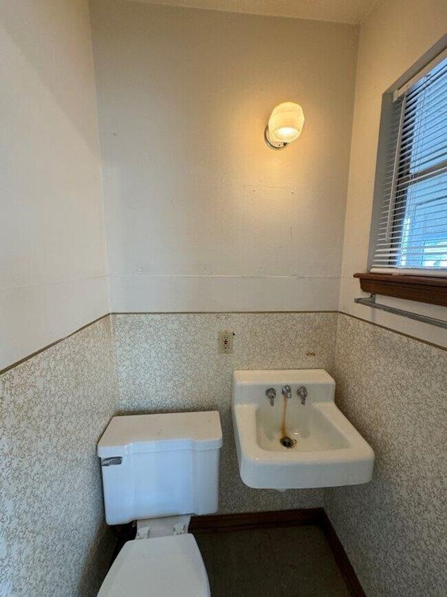 Building Photo - Tons of possibilities here!  3 bedrooms pl...