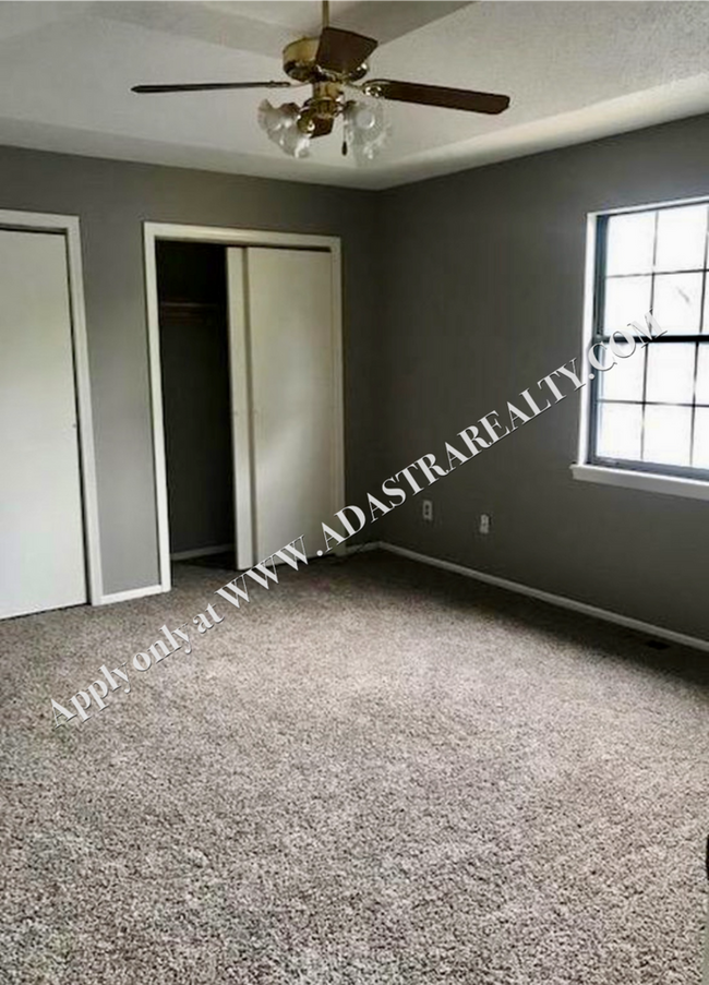 Building Photo - Beautiful 3 Bed/2 Bath Split-Level in Lee'...