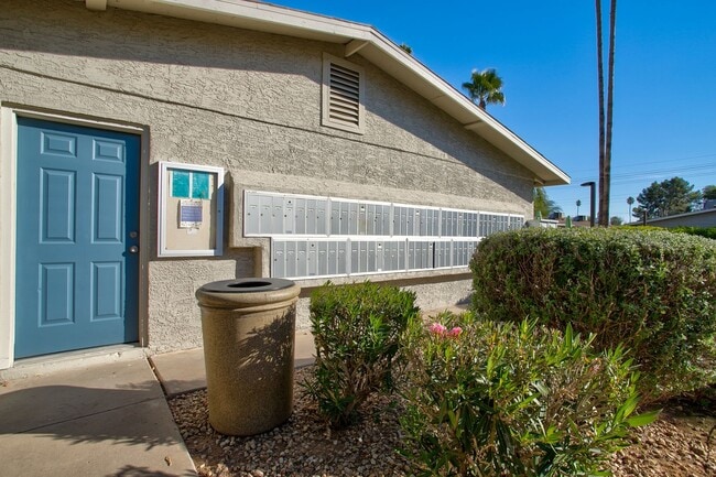 Building Photo - Updated 2 Bedroom, 2 bathroom located in a Gated Community!! Like living at a Resort!  Available ...