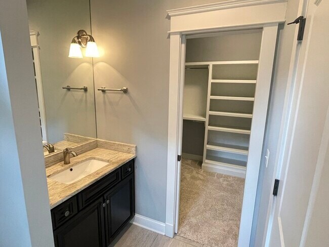 Building Photo - Green Hills/Lipscomb area home built in 20...