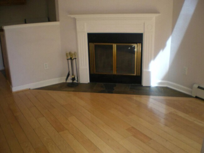 Building Photo - Bright & Convenient Unit in the Heart of B...
