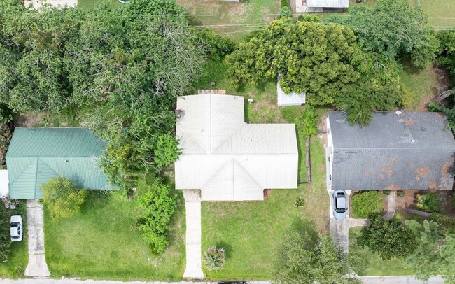 Building Photo - 1155 SE Magnolia Loop