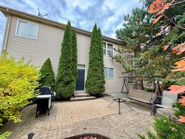 Building Photo - 1534 S Falcon Dr