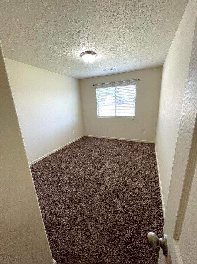 Building Photo - Beautiful Three Bedroom Two Bath in Kennewick