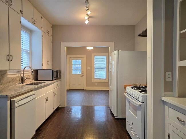 Building Photo - 206 E 34th St