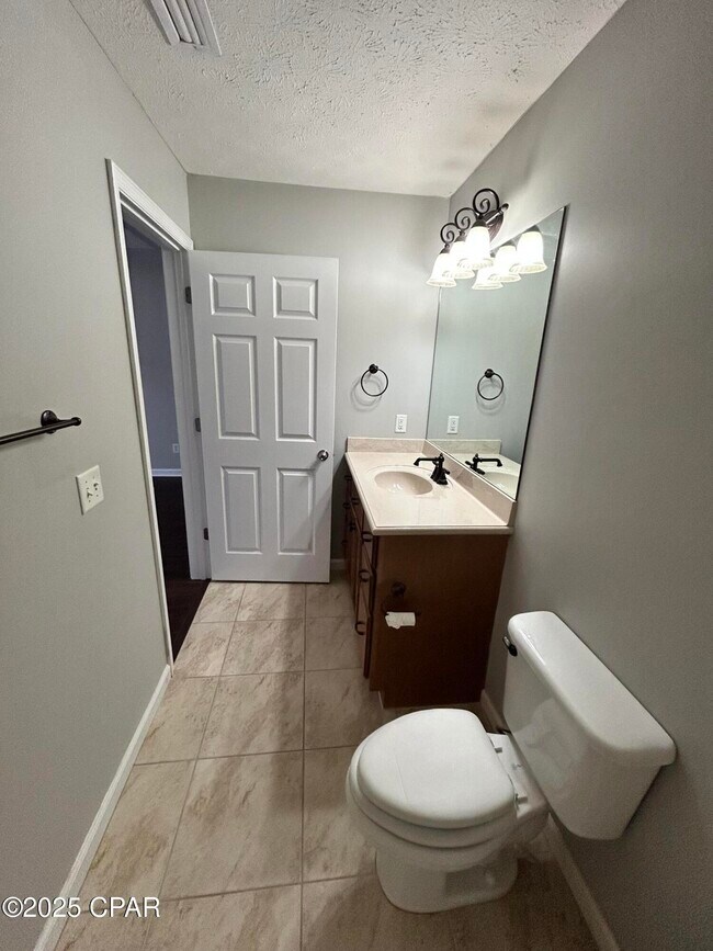 Building Photo - 810 E 24th St