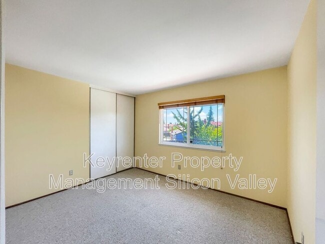 Building Photo - 1293 Knollview Dr