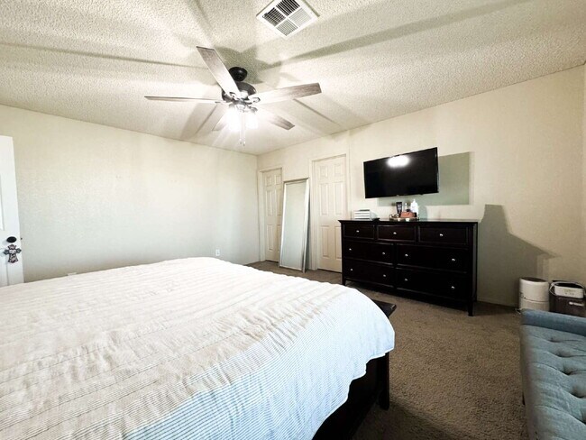 Building Photo - "Spacious 3 Beds, 2 baths Home with Inviti...