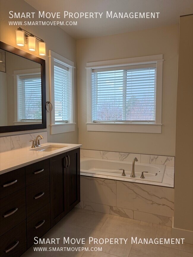 Building Photo - 2100 N Woodcreek St