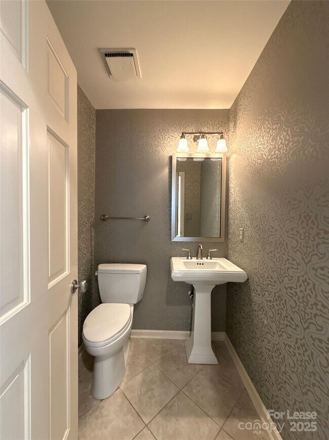 Building Photo - 1016 Queens Rd