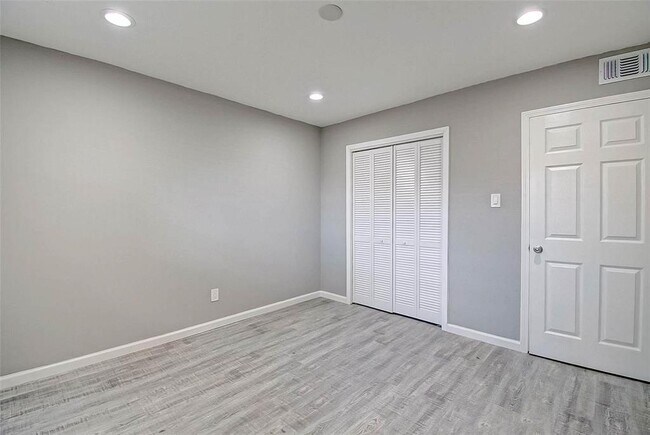 Building Photo - 1104 W Tri Oaks Ln