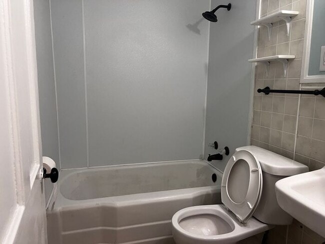 Building Photo - 2 Bedroom with All Utilities included Clos...