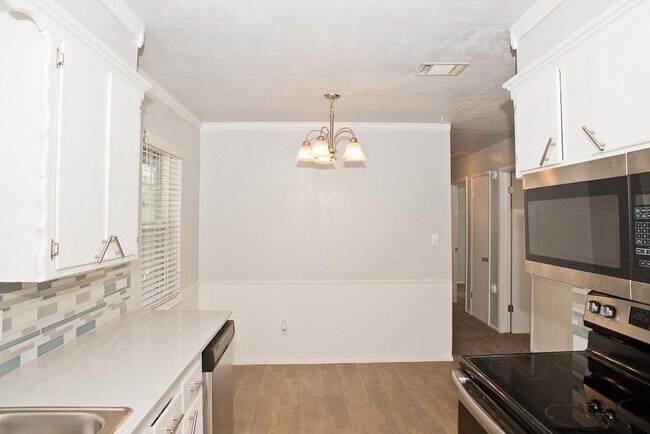 Building Photo - 216 S Bristow Ave