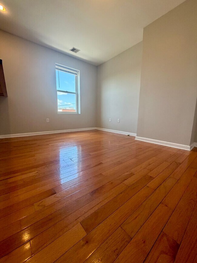 Building Photo - Stunning 1-Bed/1-Bath Apartment with Private Roof Deck and Parking Spot! Available NOW!