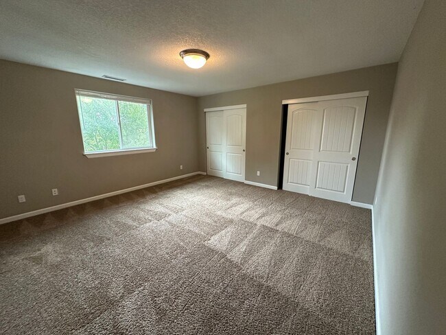 Building Photo - Very Nice & Clean 3 Bedroom 2 1/2 Bath 2 S...