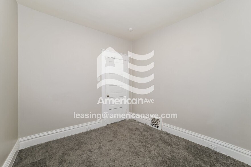 Building Photo - 2222 N Sheridan Rd