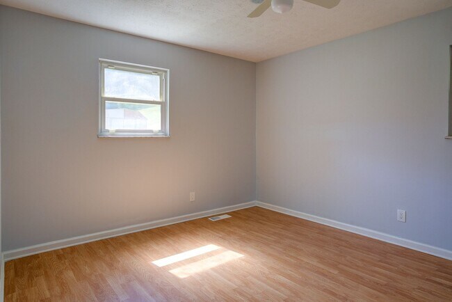 Building Photo - Very nice 4 bed 3 and a half bath home close to Boone Lake