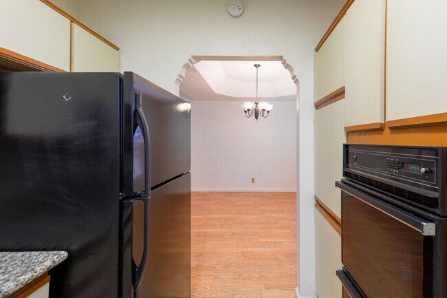Building Photo - Great 1st Floor 2 Bed Condo