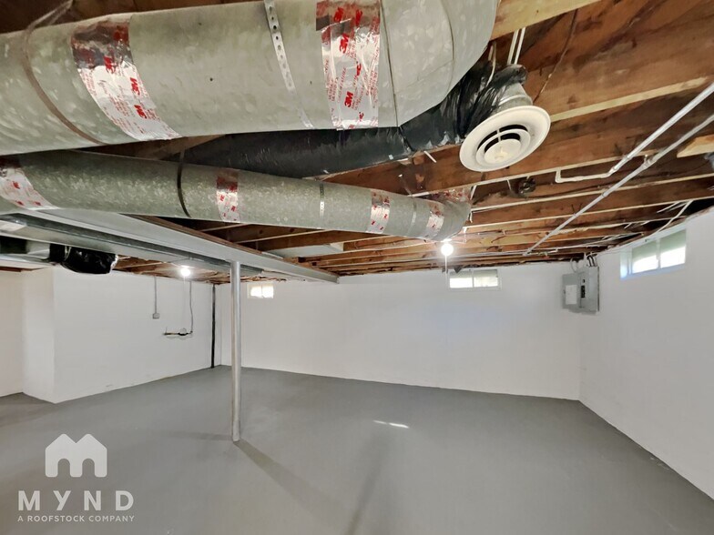 Building Photo - 635 Oakwood Ave