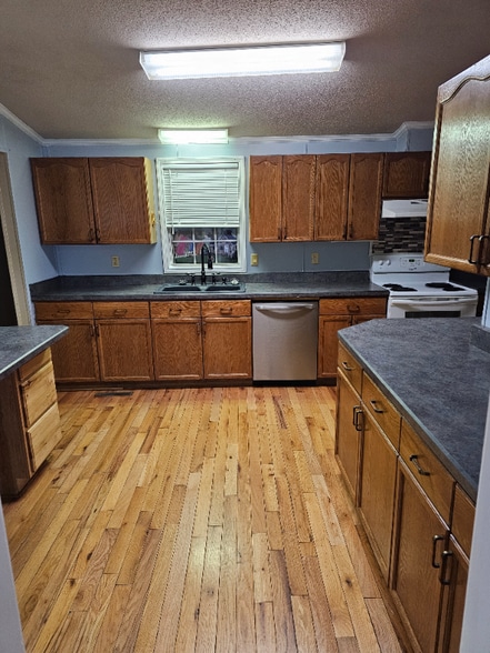 Building Photo - 1574 Armstrong Rd