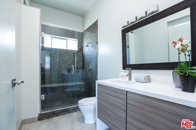 Building Photo - 615 6th Ave