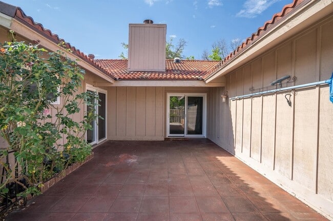 Building Photo - 2121 Sunrise Trail