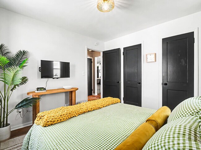 Building Photo - 5252 W 45th St