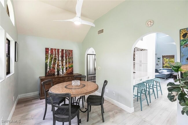 Building Photo - 1323 Solana Rd